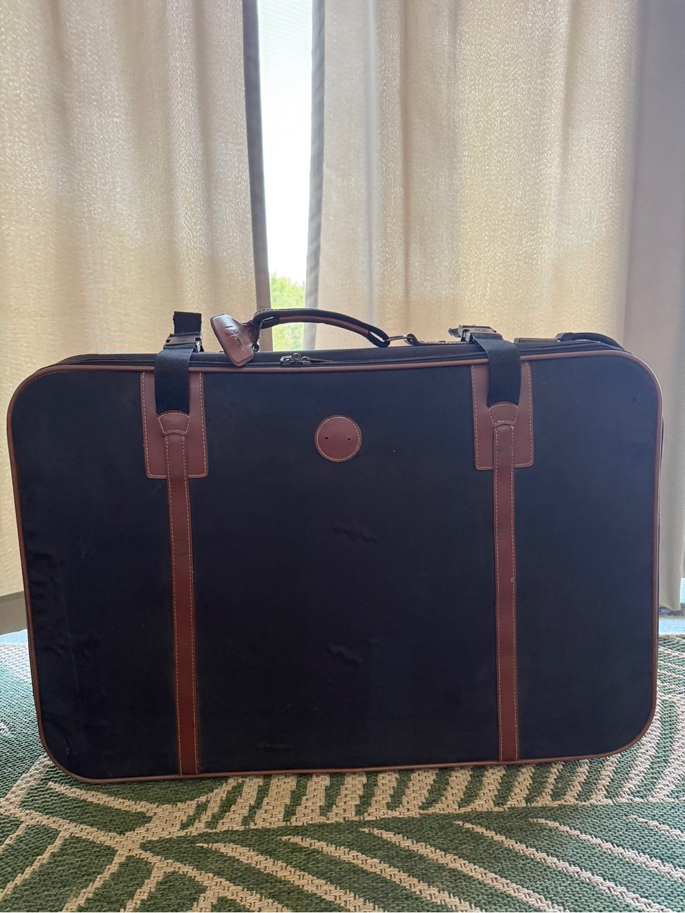 🔥🧳 Vintage Classic Black Travel Carlton International Suitcase with rollers